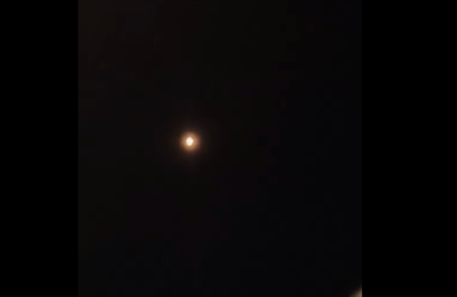 Penampakan cahaya yang diduga UFO di atas Disney Worl hebohkan pengunjung/Foto: X Bobby Bones Show